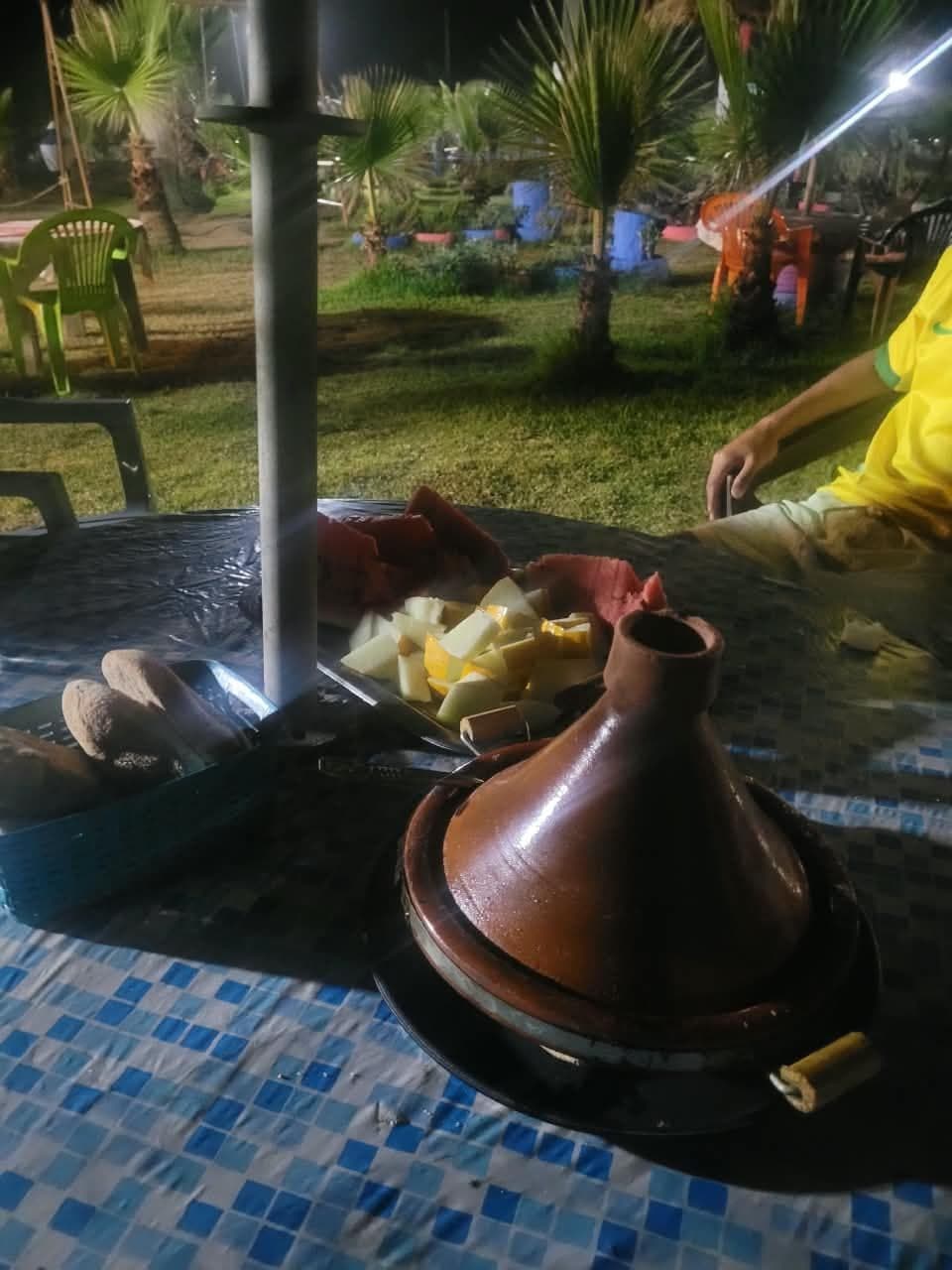 Tajine servi à table